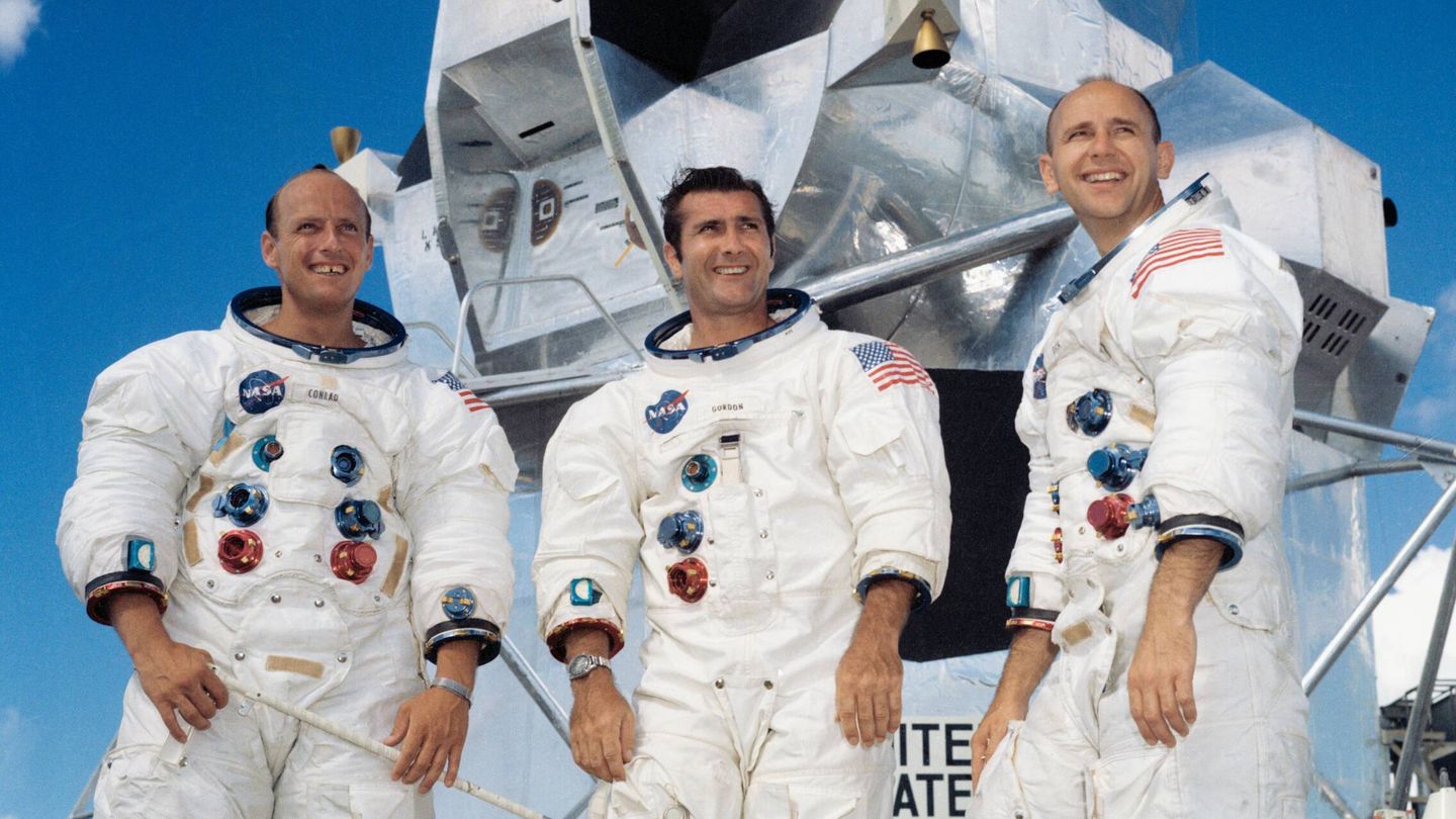 De izquierda a derecha: Conrad, Gordon y Bean, los tres tripulantes a bordo del Apolo 12. Fuente: Wikipedia.