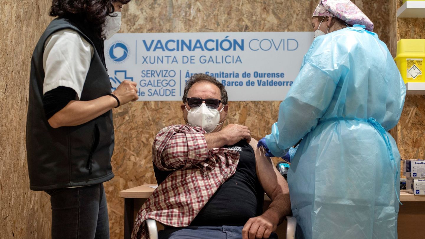 Un hombre recibe la vacuna de AstraZeneca durante la campaña de vacunación masiva en Galicia. (EFE)