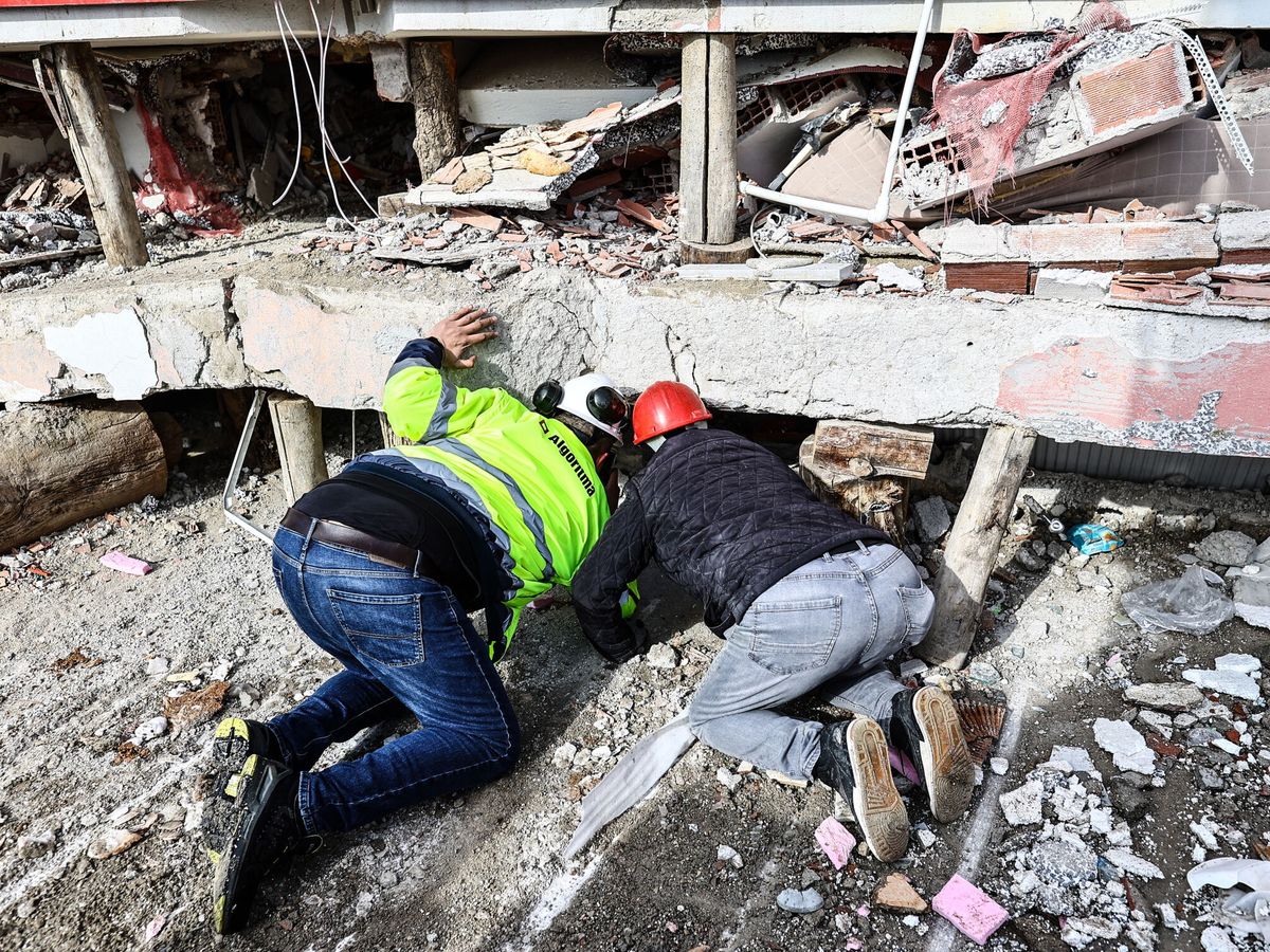 Foto: Operaciones de rescate tras el terremoto. (EFE/EPA/Sedat Suna)