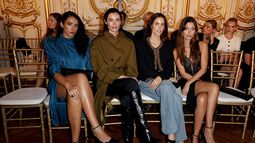 Del paddock al front row: Rebecca Donaldson, novia de Carlos Sainz Jr., estrella en el desfile de Balmain con gabardina y botas altas