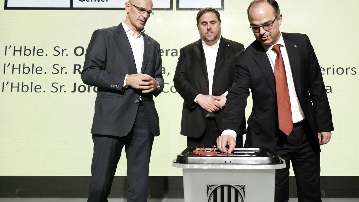 Oriol Junqueras, Jordi Turull y Raül Romeva con una urna del 1-O. (EFE)