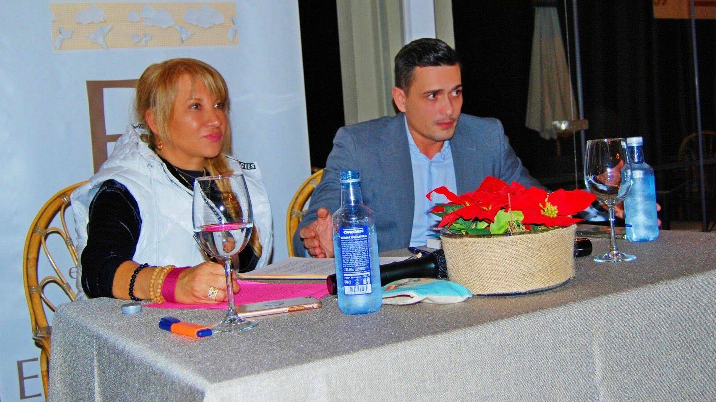 Nacho Gay, con Amparo de la Gama en la presentación de su obra en Marbella. (Carolina Ocaña)