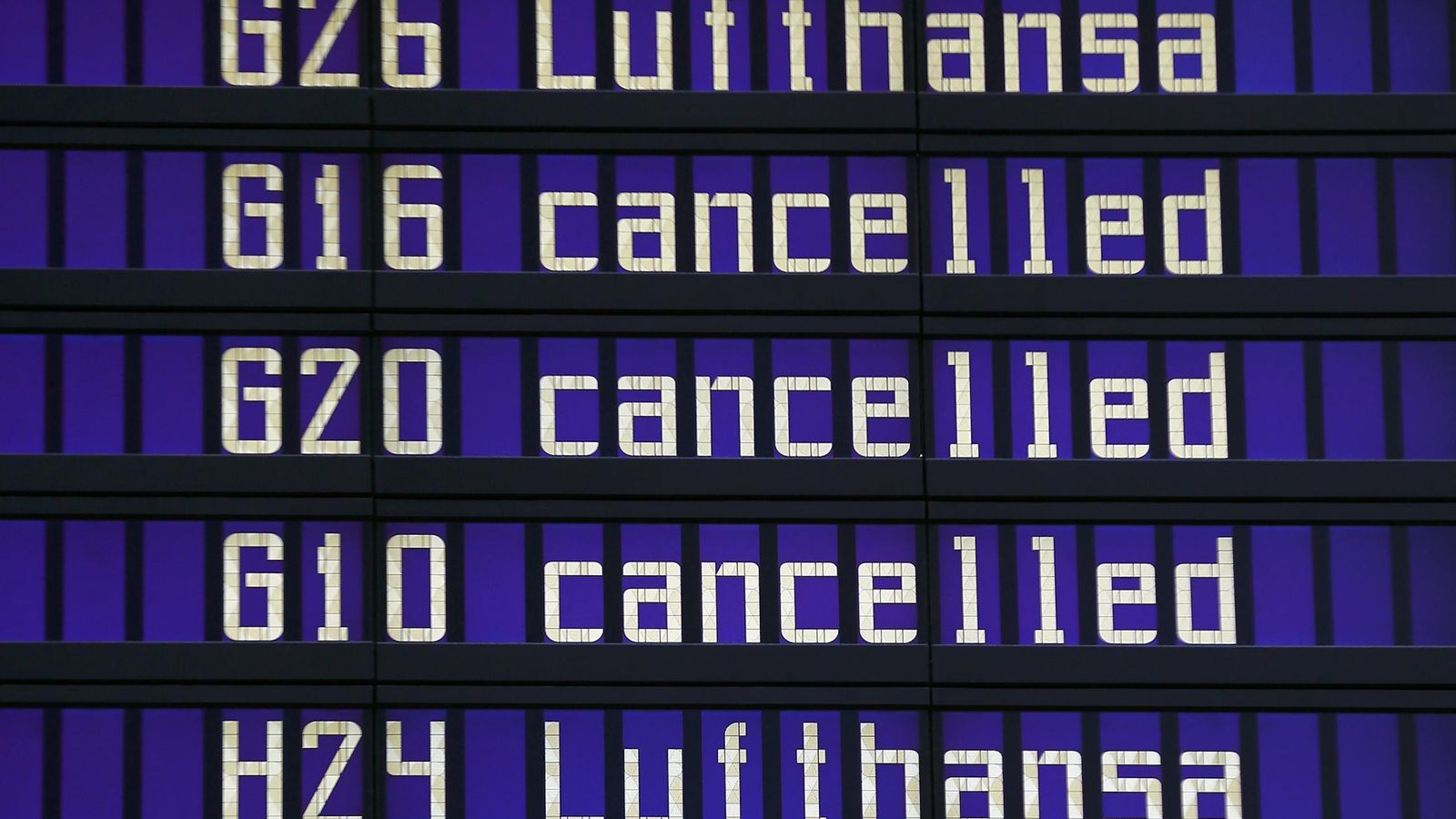 Foto: Panel informativo de los vuelos cancelados por Lufthansa en el aeropuerto de Múnich (Reuters)