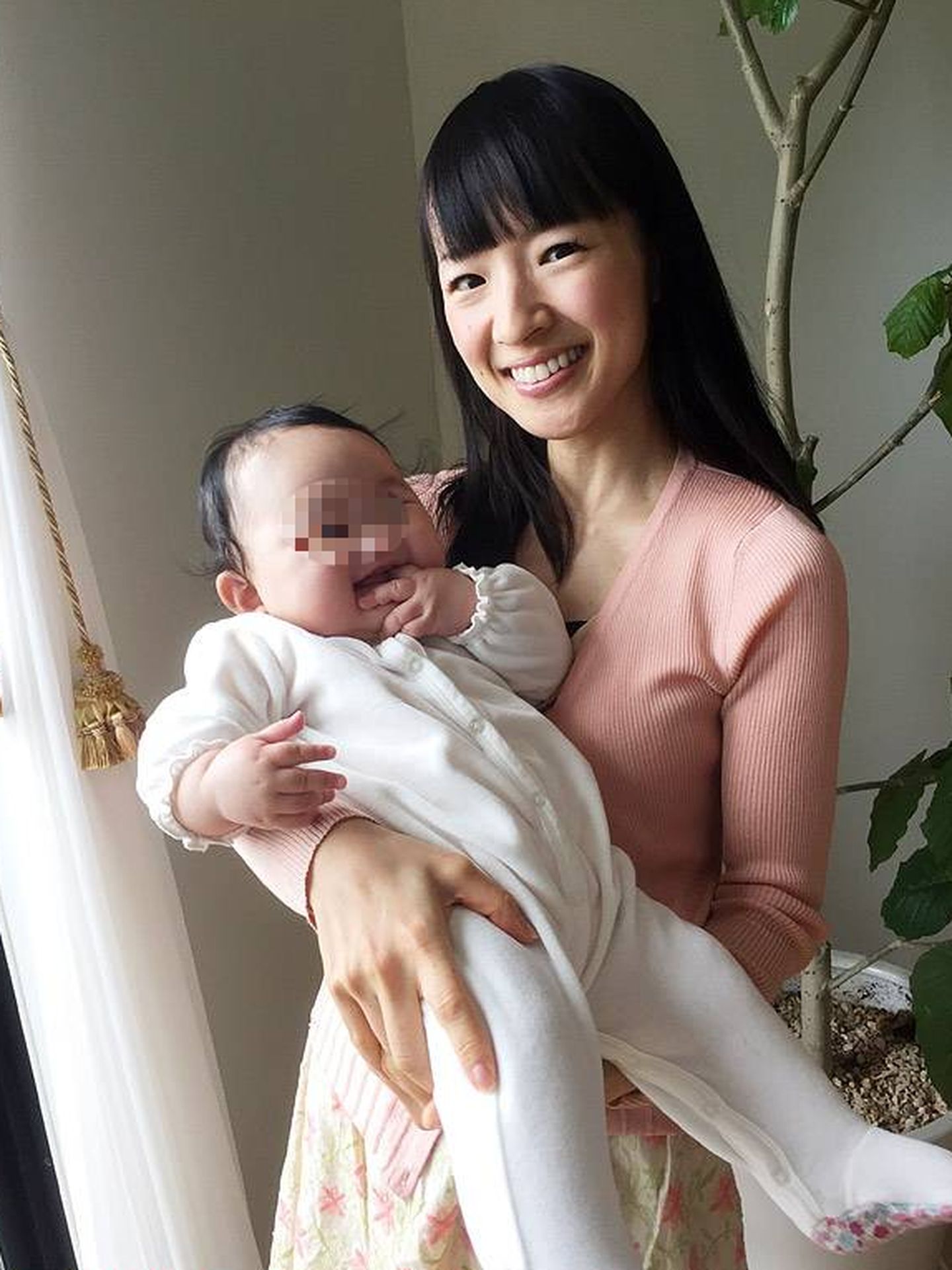  Marie Kondo, con su bebé. (Getty)