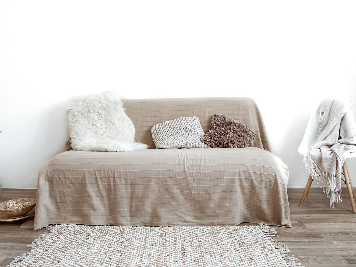 Foto: Fundas para proteger sofás, almohadas y cojines en tu hogar (pvproductions para Freepik)
