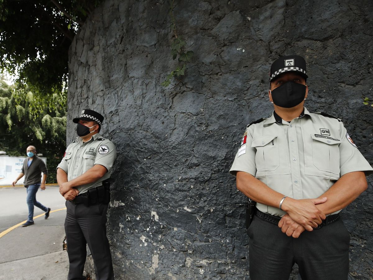 Foto: Dos agentes de la Guardia Nacional mexicana vigilan la entrada del Hospital Ángeles del Pedregal, donde permanece Lozoya. (EFE)