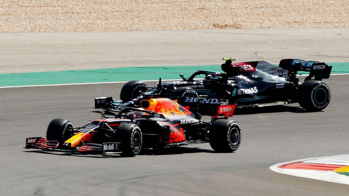 Bottas y Verstappen pugnan por la segunda posición. (Reuters)