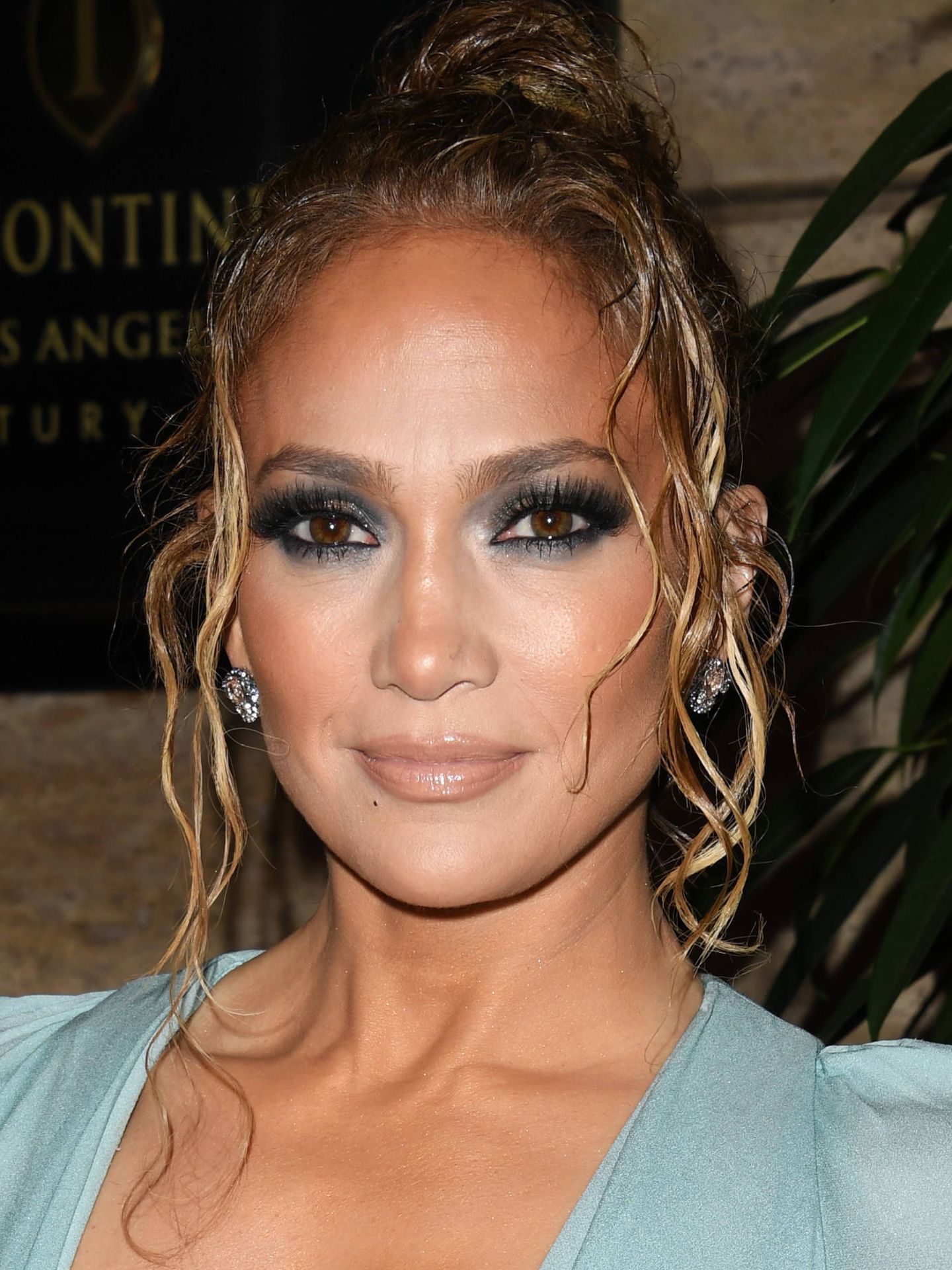 Jennifer Lopez, con un potente maquillaje de ojos ahumados. (Getty)