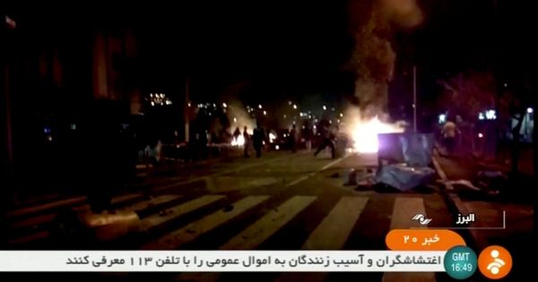 Foto: Imagen de televisión de las protestas en Tuyserkan, Irán. (Reuters)