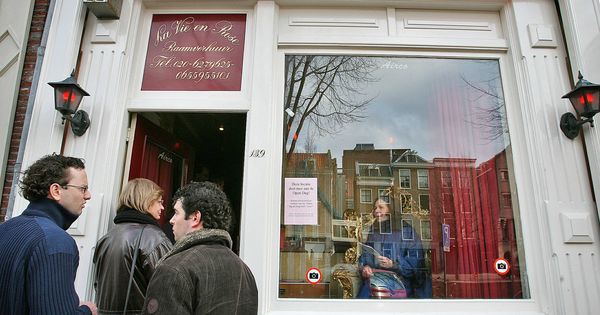 Foto: Varias personas ante la habitación de una prostituta, en el Barrio Rojo de Ámsterdam. (Reuters) 