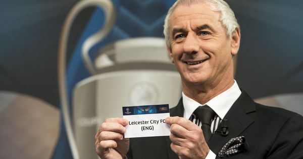 Foto: Ian Rush muestra el nombre del Leicester en el sorteo de los cuartos de final de la Champions. (EFE) 