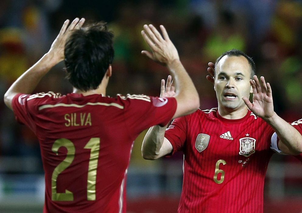 Foto: Silva e Iniesta celebran un gol con España ante Bolivia (Efe). 