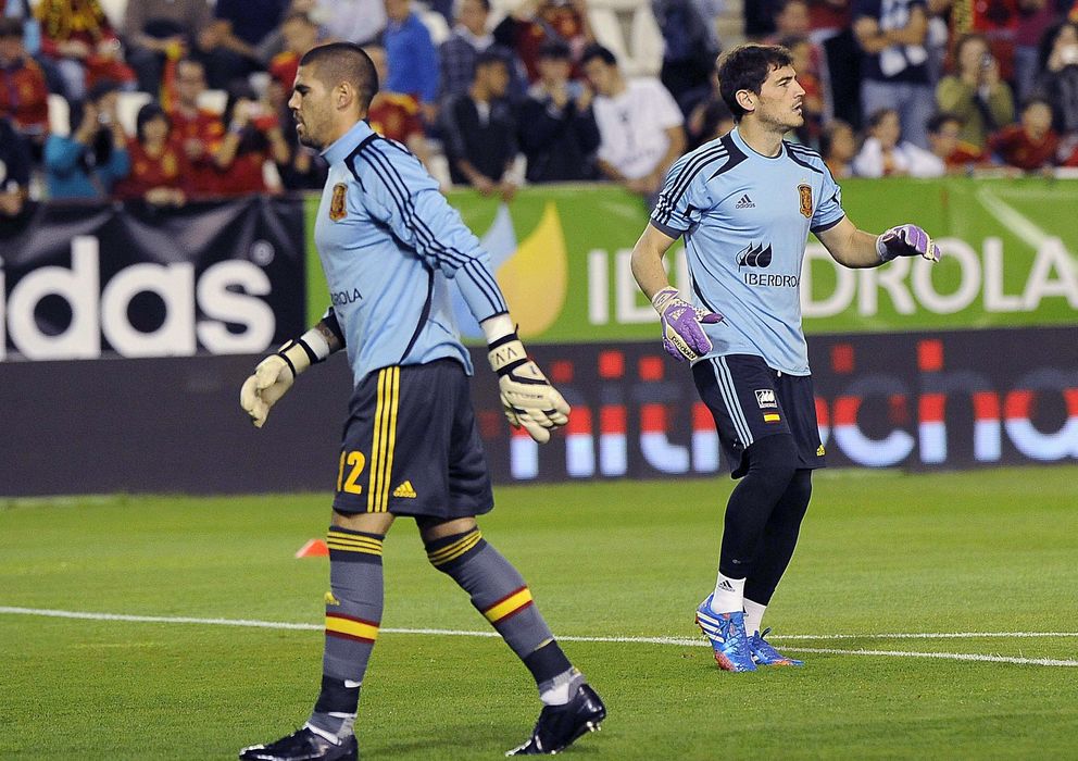 Foto: Iker Casillas y Víctor Valdés antes del encuentro ante Georgia (Efe).