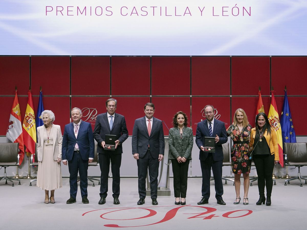 Foto: Mañueco, en el acto de entrega de los Premios Castilla y León. (EFE/Nacho Gallego)