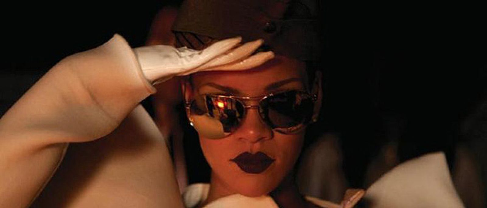Foto: Rihanna pasa revista en su nuevo vídeo, 'Hard'