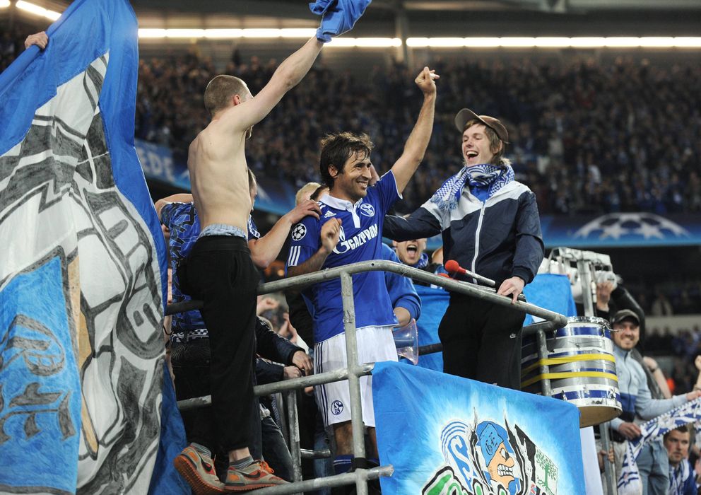 Foto: Raúl, en la grada, celebrando con los aficionados del Schalke el pase a semifinales (Imago).