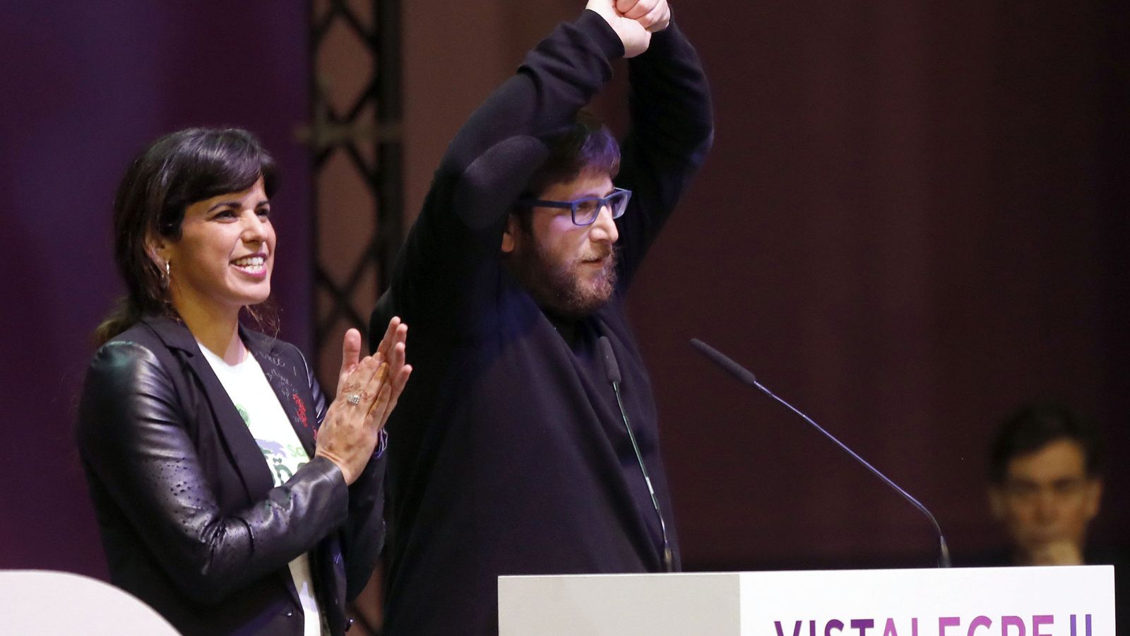 Foto: La coordinadora en Andalucía, Teresa Rodríguez, y el eurodiputado Miguel Urbán, en la asamblea de Vistalegre II, donde presentaron candidatura propia de Anticapitalistas a los órganos de dirección. (EFE)
