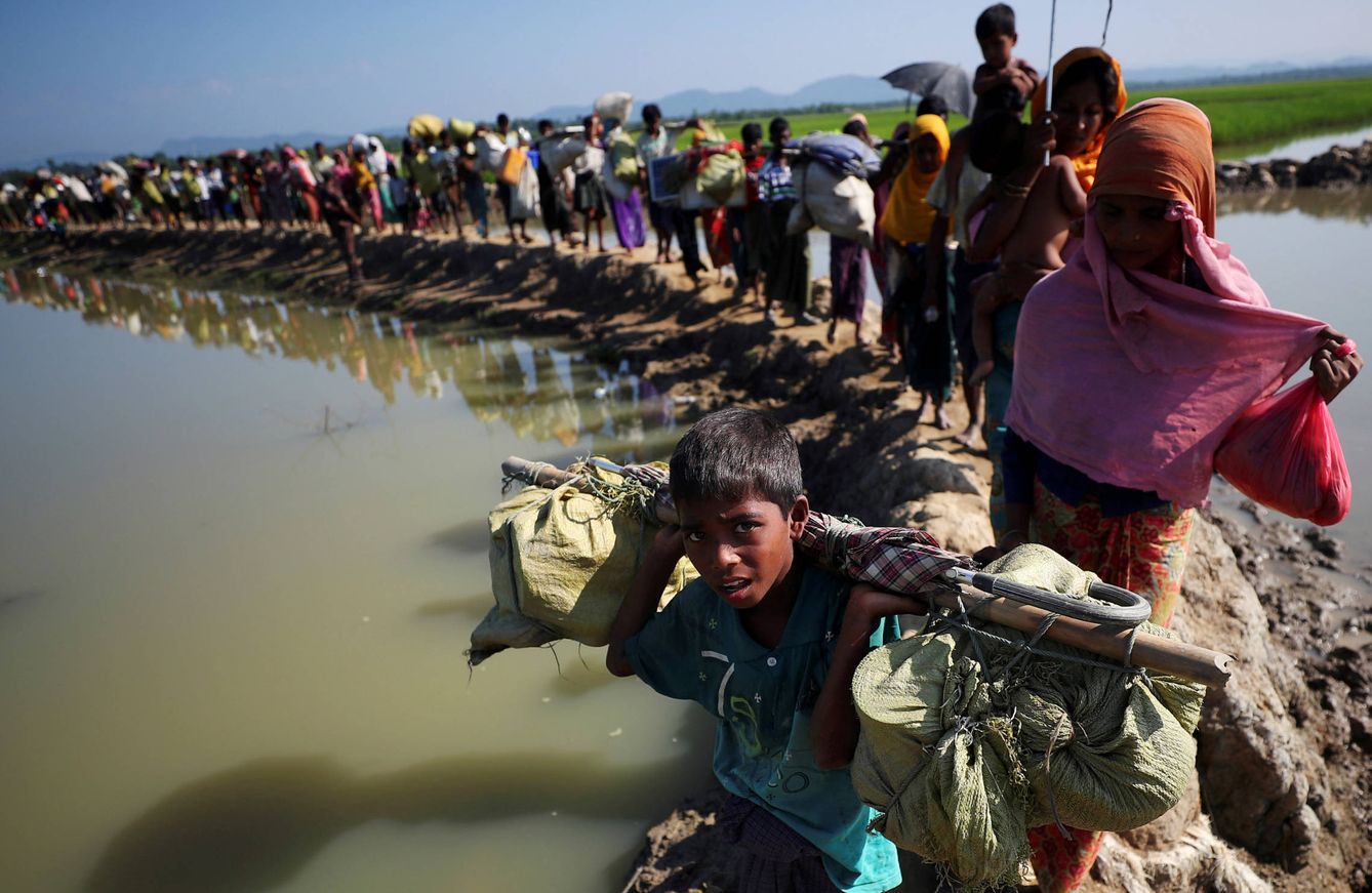 Refugiados rohingyas se dirigen a un campamento de refugiados tras cruzar la frontera entre Bangladesh y Myanmar en Palong Khali. (Reuters)  