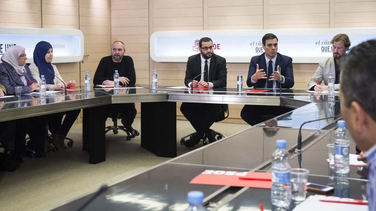 Pedro Sánchez, durante su reunión con representantes de la comunidad islámica, este 18 de noviembre en Ferraz. (EFE)