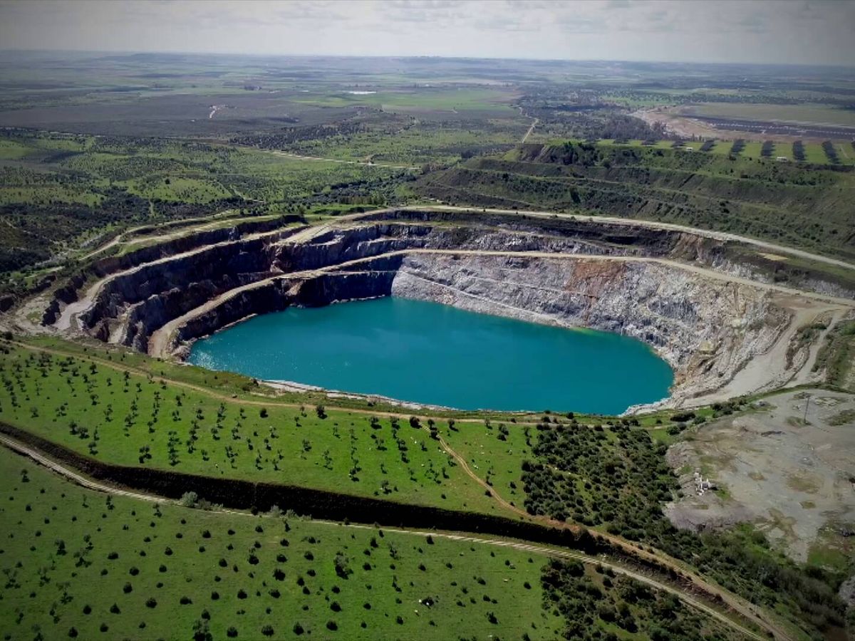 Foto: Corta Los Frailes, en Aznalcóllar, bajo la que se construirá la nueva mina subterránea una vez se extraiga toda el agua embalsada. (Cedida)