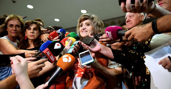 Foto: La ministra María Luisa Carcedo atendiendo a la prensa por el brote de listeriosis (EFE/Victor Lerena)