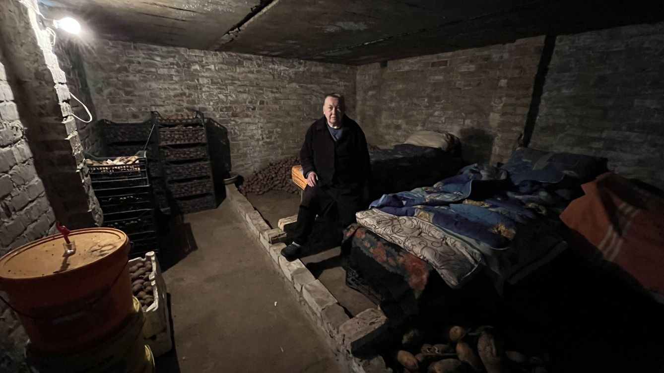 Foto: Kateryna, en su sótano para resguardarse de las bombas. (Alicia Alamillos)