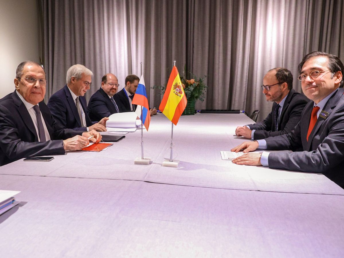 Foto: El ministro de Exteriores español, José Manuel Albares, junto a su homólogo ruso Sergey Lavrov durante su reunión. (EFE/Ministerio de Exteriores ruso)