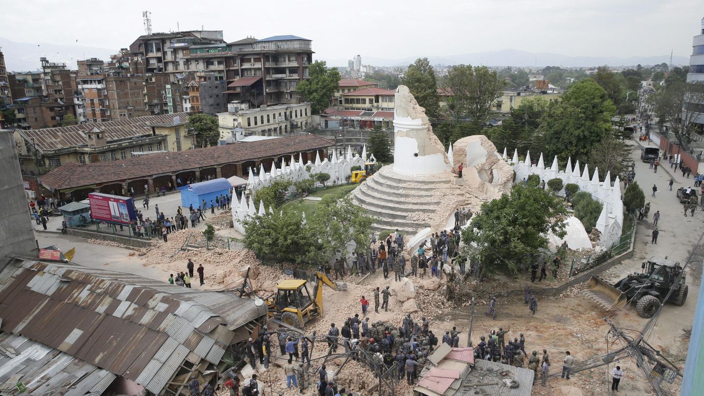 Dharahara o Torre Bhimsen destruida por el terremoto. (Efe)