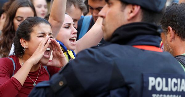 Foto: Protesta el día después del referéndum en Barcelona. (Reuters)