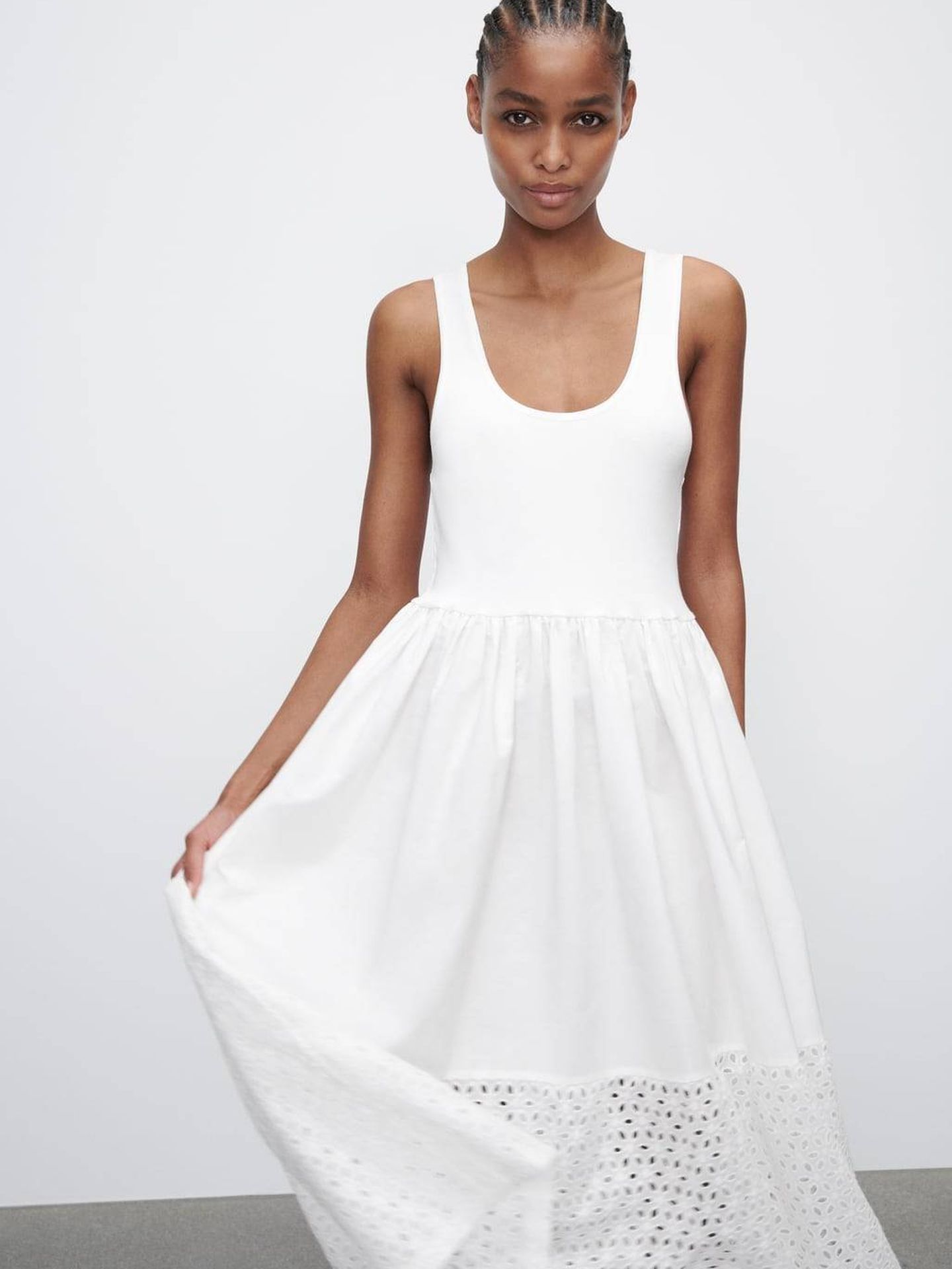 Blanco, básico y bordado: este vestido de cumple la regla de las