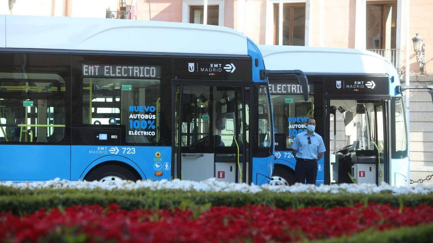 Varios autobuses públicos de Madrid.