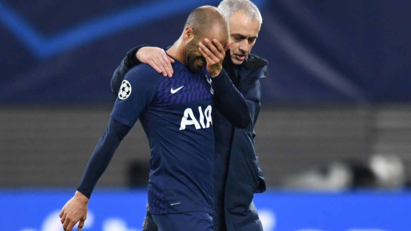 Mourinho consolando a Lucas Moura (Reuters)