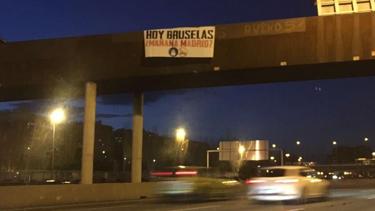 Bengalas y carteles frente a la mezquita de la M-30: "Hoy Bruselas, ¿mañana Madrid?"