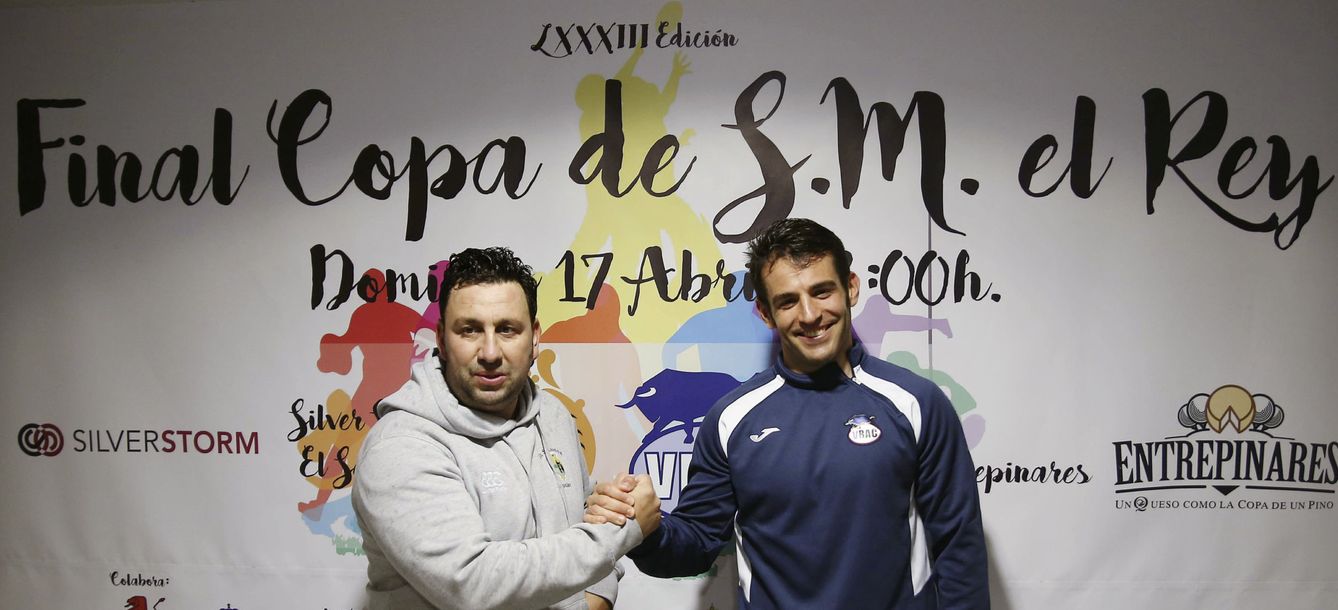 Juan Carlos Pérez (i), entrenador de El Salvador, y Diego Merino (d), entrenador del Quesos Entrepinares (EFE)