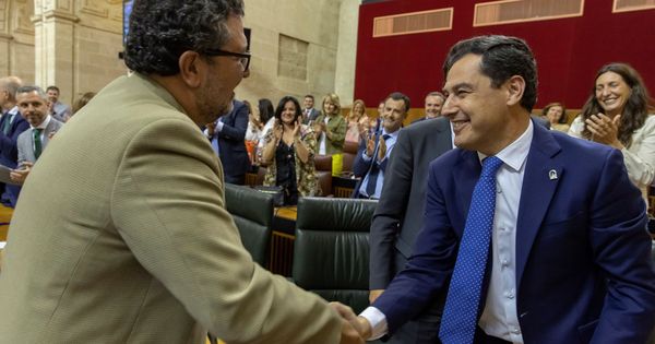 Foto: El presidente andaluz, Juanma Moreno, y el presidente del grupo parlamentario de Vox, Francisco Serrano (i), se dan la mano en el Parlamento de Andalucía. (EFE)