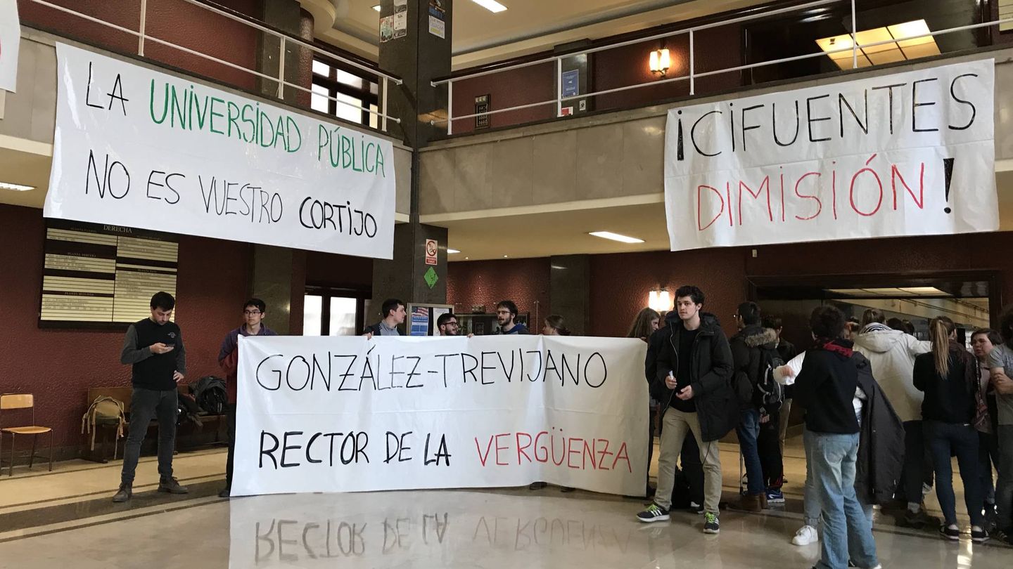 Pancartas a las puertas de la facultad donde se celebró el debate. (EC)