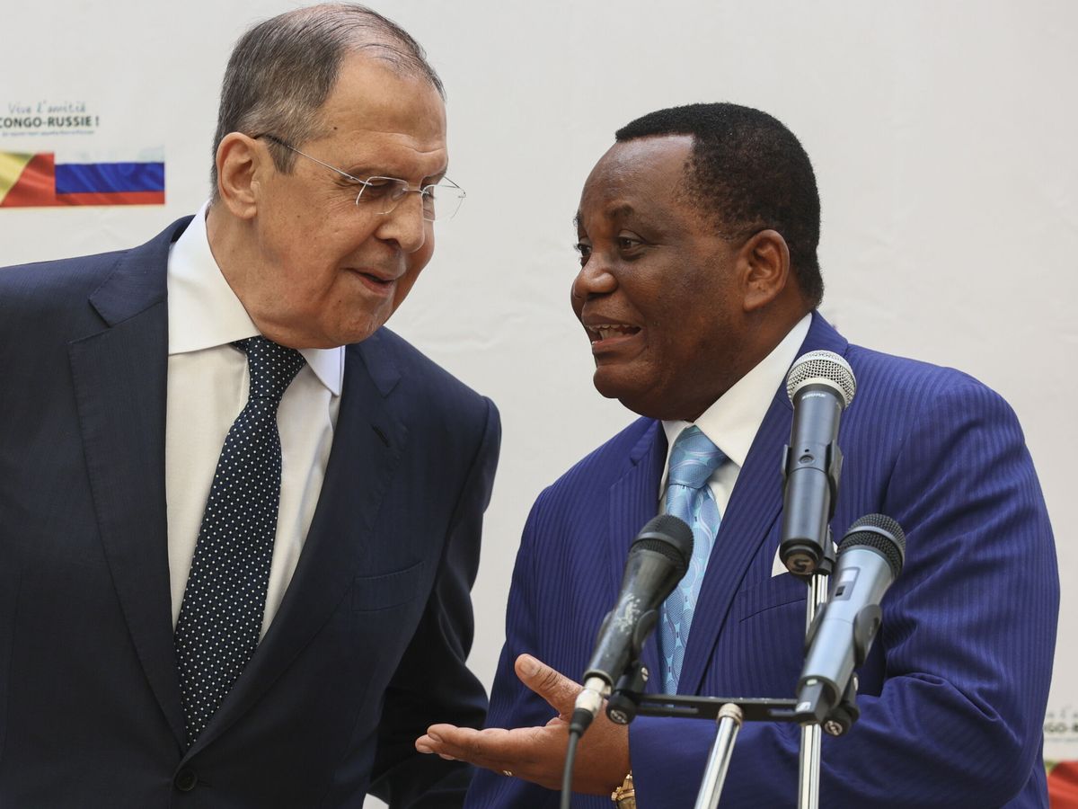 Foto: El ministro de Exteriores ruso, Serguéi Lavrov, junto a su homólogo congolés, Jean-Claude Gakosso. (EFE/EPA/Ministerio de Exteriores ruso)