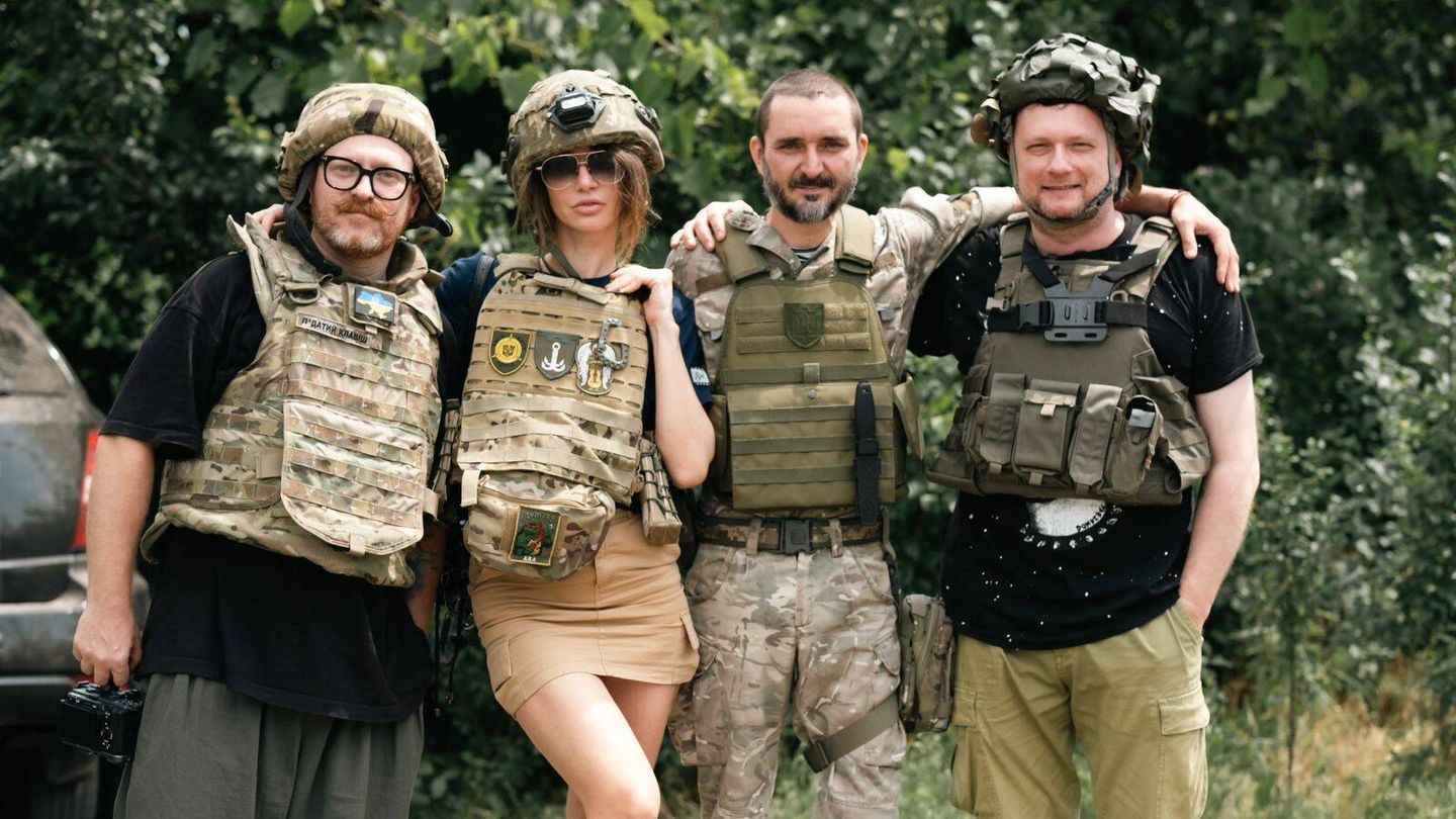 Iryna, cerca del frente de Zaporiyia, con el editor de 'Playboy' y los voluntarios de Cultural Forces. (Cedida)