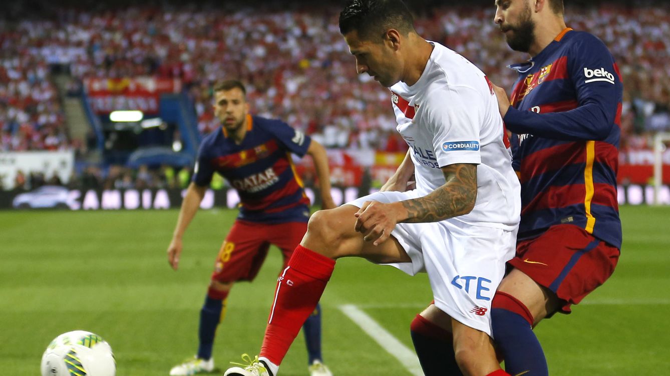 Foto: El Barça y el Sevilla durante el partido (Gtres)