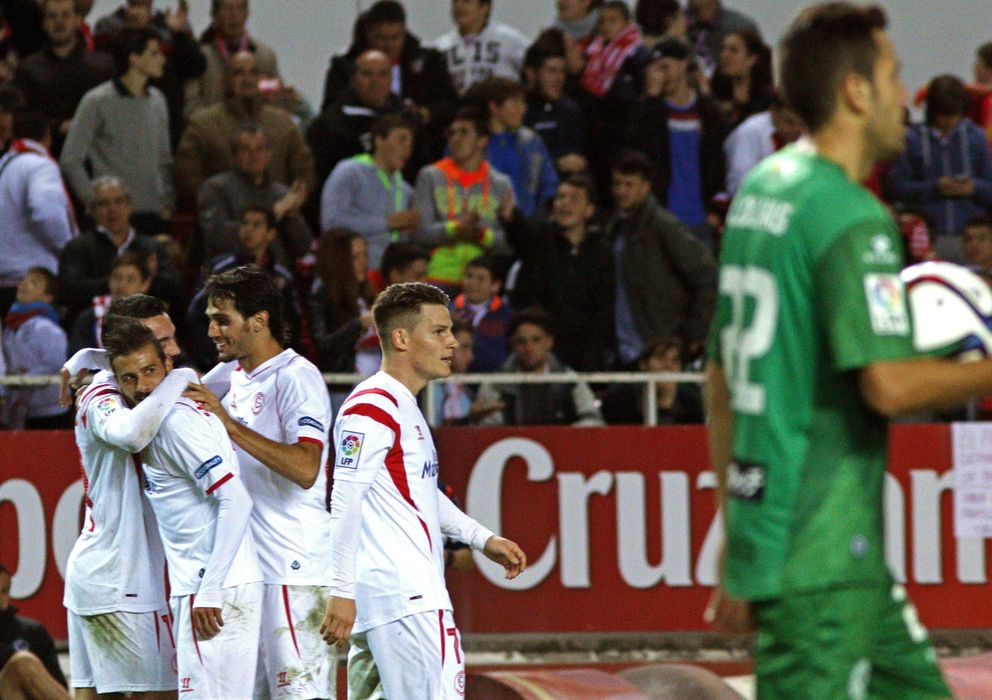 Foto: Los jugadores del Sevilla celebran uno de los tantos (Efe).