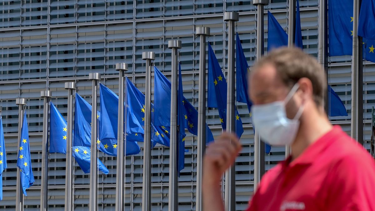 Bruselas confirma: avisó en mayo de que se podía bajar el IVA de mascarillas sin sanción