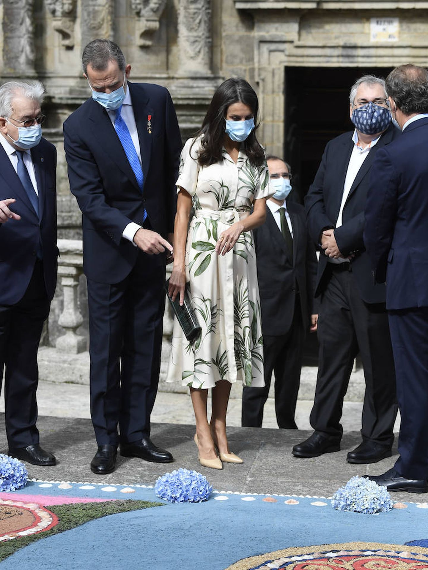 Felipe VI y Letizia observando la ofrenda floral. (Limited Pictures)