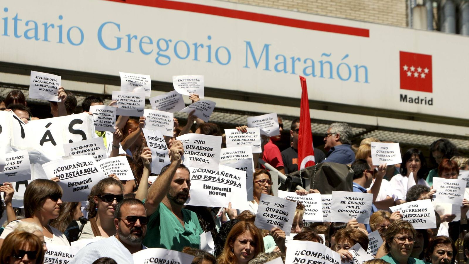 Foto: Concentración de enfermeros a las puertas del Hospital Gregorio Marañón de Madrid. (EFE)