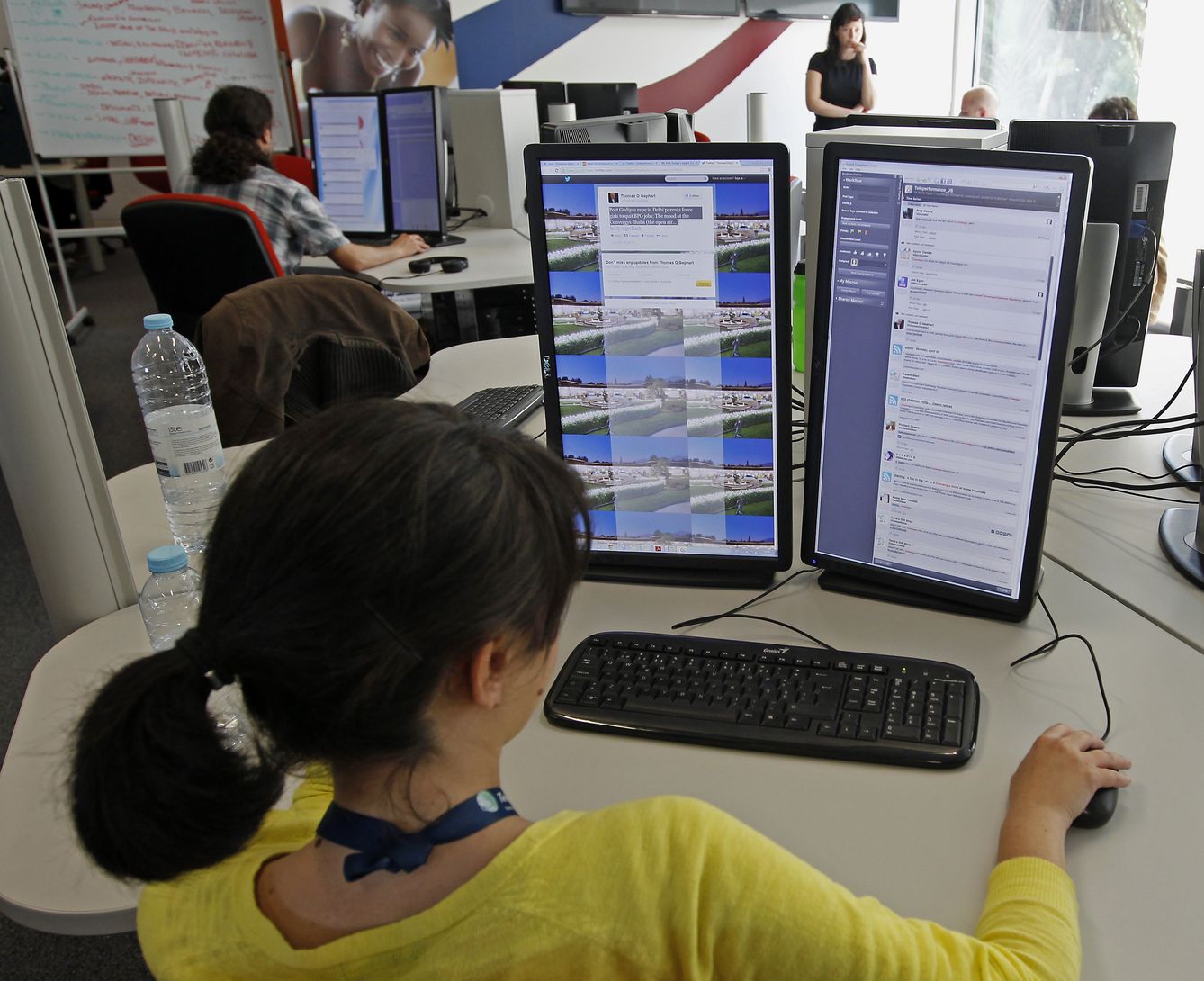Trabajadores de un call center ubicado en Lisboa, en abril de 2013 (Reuters).