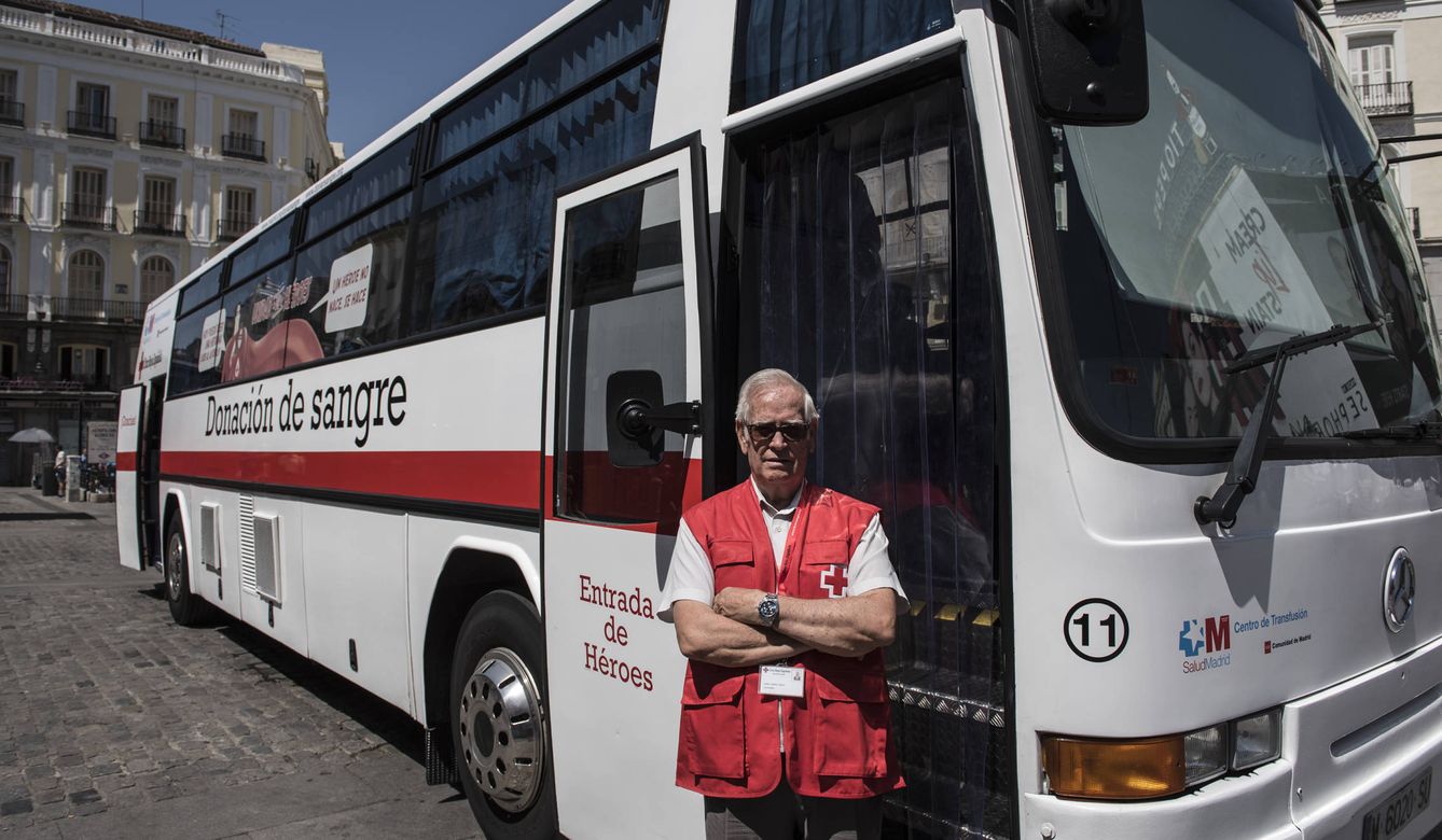 Daniel S., de 76 años, es voluntario de Cruz Roja y se encarga de captar a posibles donantes. (N.L.P)
