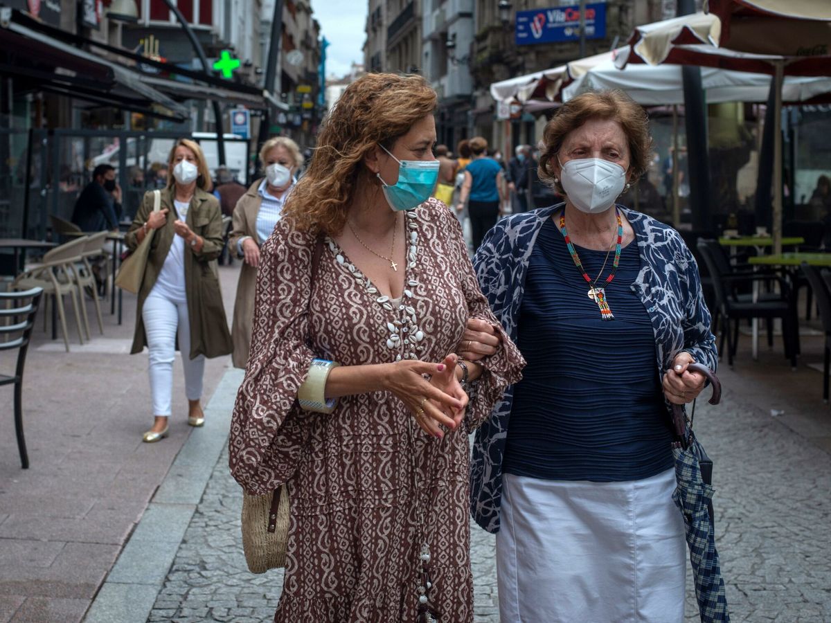 Foto: Dos mujeres pasean con mascarilla. (EFE)