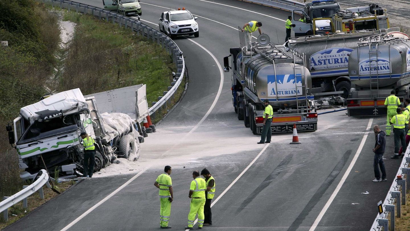 Colisión frontal de dos camiones en Asturias el pasado año (Efe)