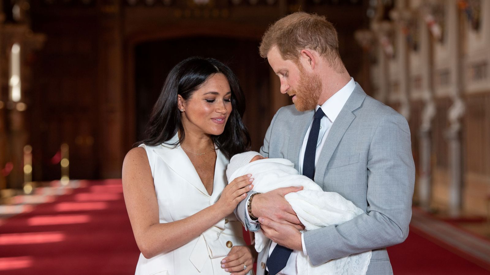 Foto: Meghan y Harry presentando a su hijo recién nacido. (Reuters)