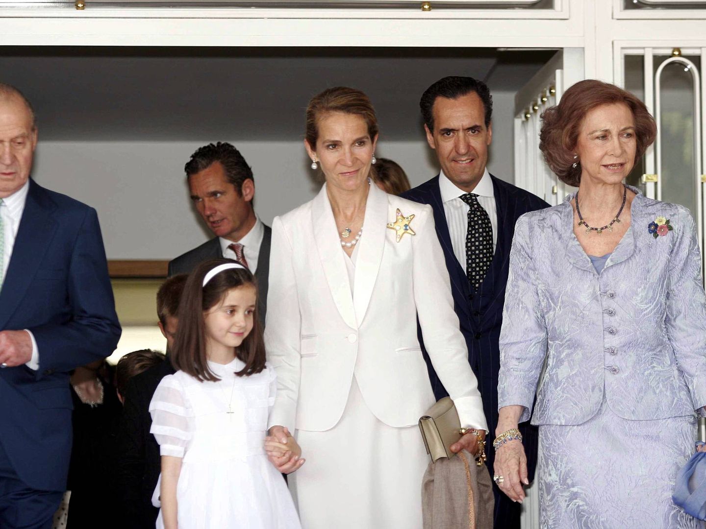 Año 2009, Victoria Federica recibe la comunión rodeada de sus padres, la infanta Elena y Jaime de Marichalar, don Juan Carlos y doña Sofía (Cordon Press)