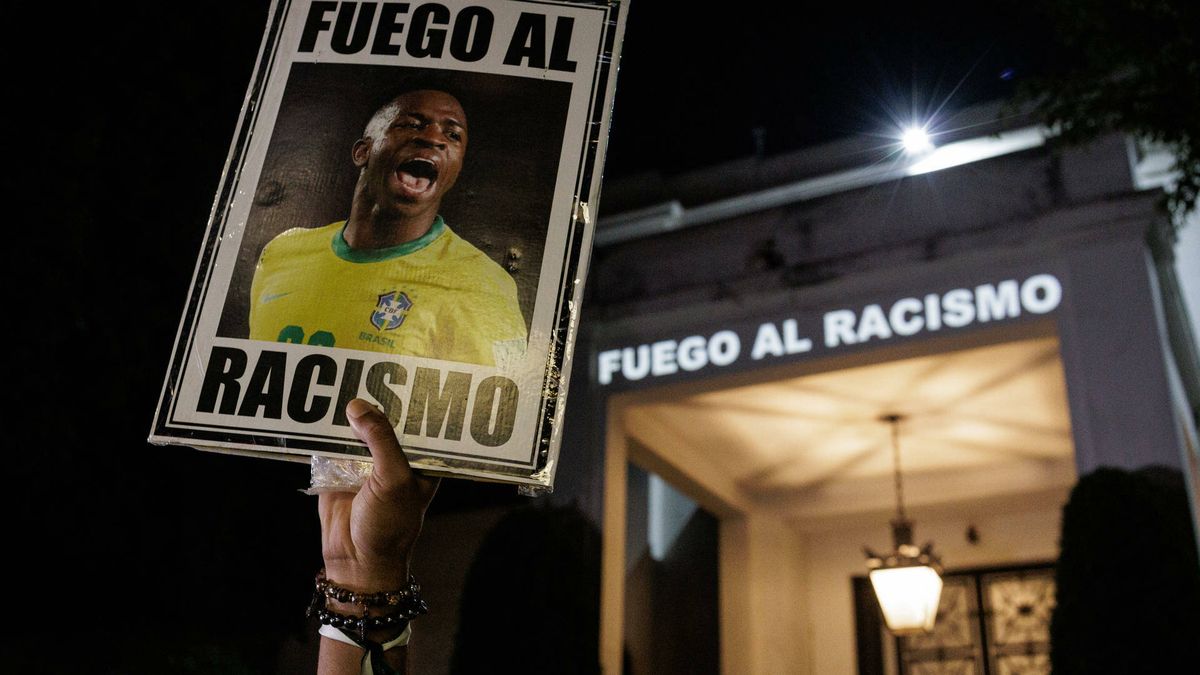 Decenas de personas protestan por el racismo contra Vinícius ante el Consulado español en Sao Paulo